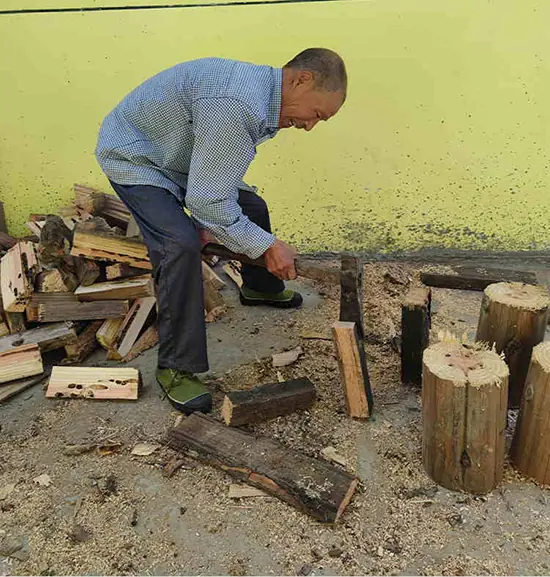 灶心土(Zao Xin Tu):灶心土(stove soil)在中医中的用法与用量及伏龙肝完全指南 2 Splitting firewood