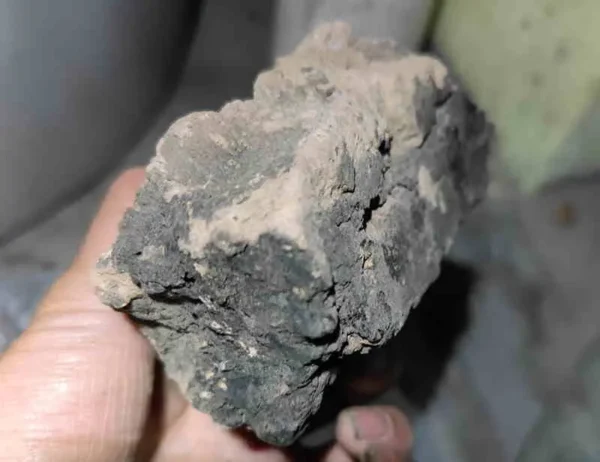 灶心土(Zao Xin Tu):灶心土(stove soil)在中医中的用法与用量及伏龙肝完全指南 3 Furnace Soil (Zao Xin Tu) medicinal clay chunk