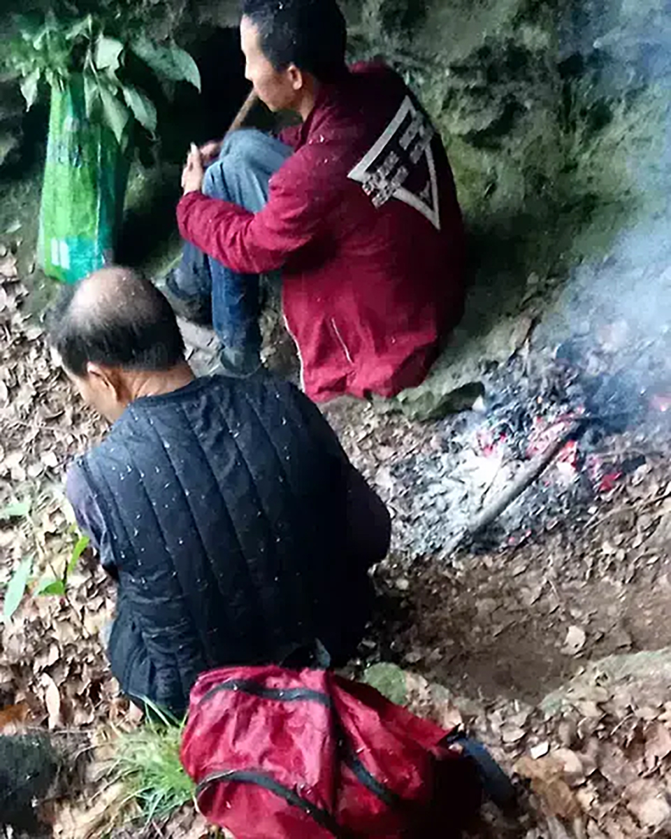 Farmers digging wild medicinal materials Farmers digging wild medicinal materials